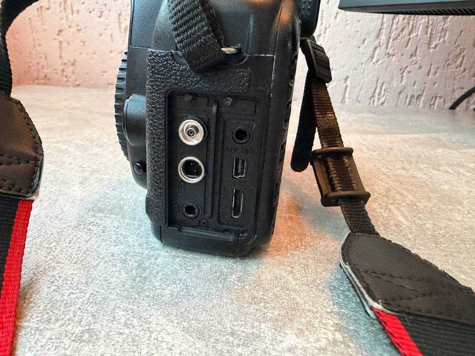 Повнокадрова дзеркальна камера Canon 5d mark 2