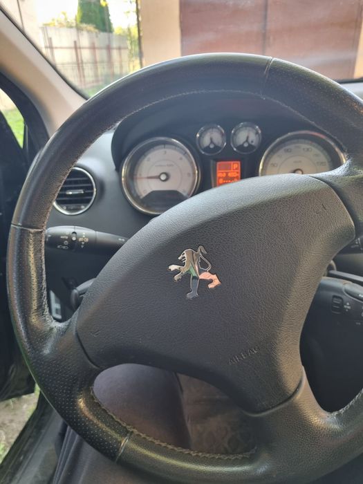 Автомобіль Пежо 308