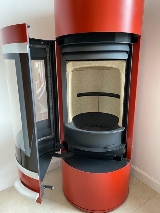 Nowoczesny piec Scan 83 w czerwieni