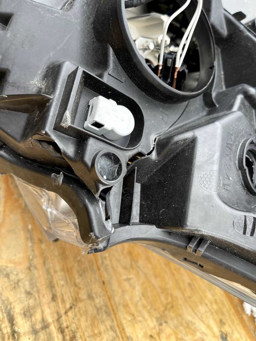 Lampa przód prawy Peugeot 208  soczewka