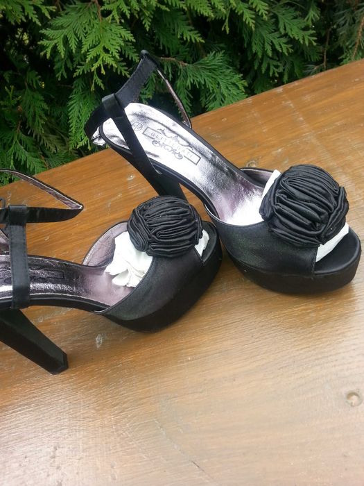 nowe piękne buty na obcasie