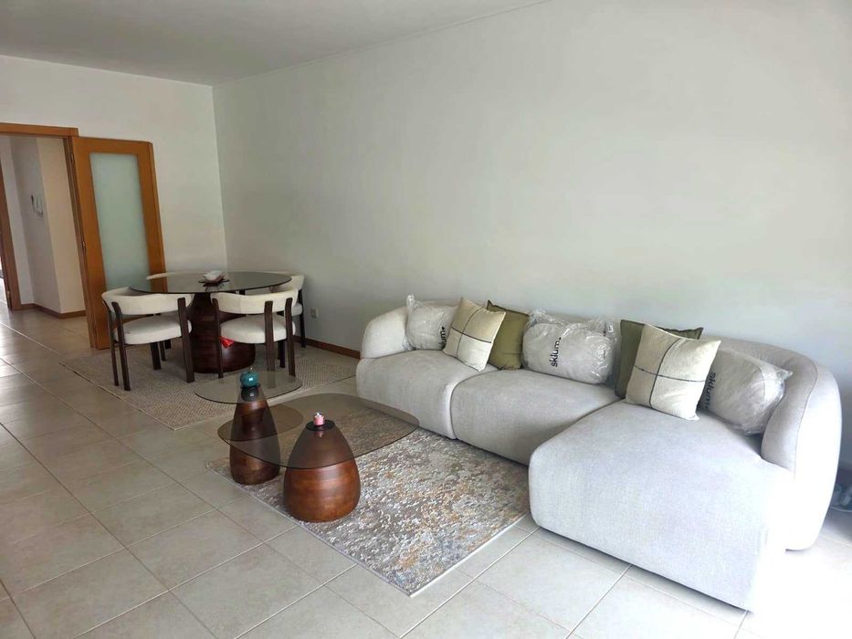 Apartamento T2 com Box e Varandas