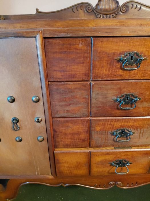 Conjunto sala madeira maciça. Dois  aparadores, mesa e cadeiras