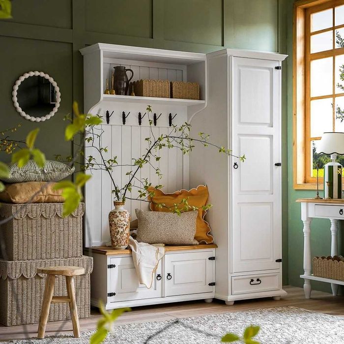 drewniana szafka na buty postarzana w stylu rustykalnym