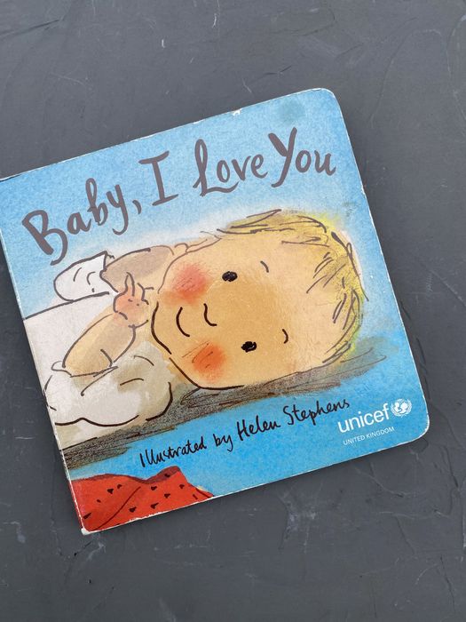 Книга англійською мовою Baby I love you