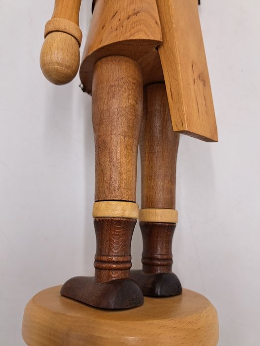 Drewniany dziadek do orzechów żołnierz, huzar rękodzieło 44 cm