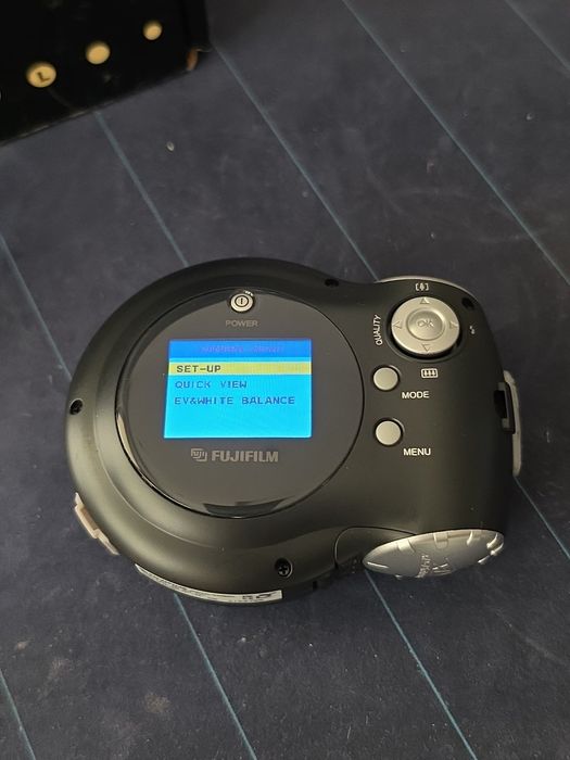 Unikatowy aparat cyfrowy Y2K Fujifilm Digital Q1 (2 MP) + pudełko!