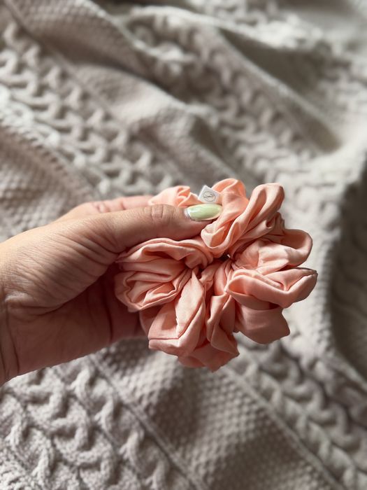 Piękna satynowa gumka do włosów scrunchie NM by Talka