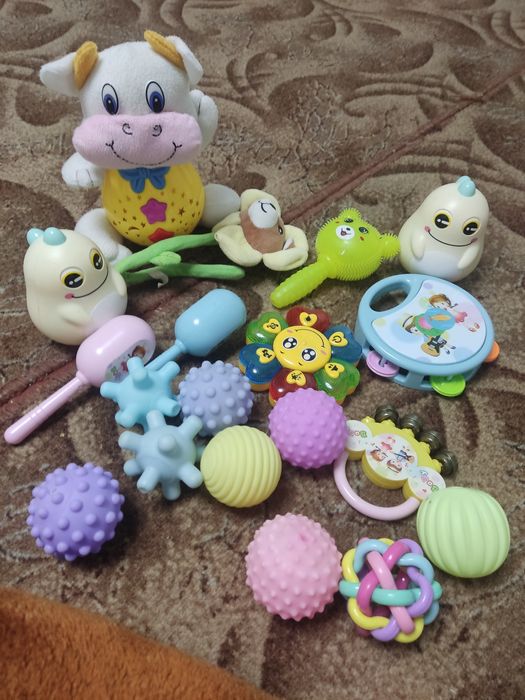 Брязкальця, нічник, тактильні м'ячики, неваляшка