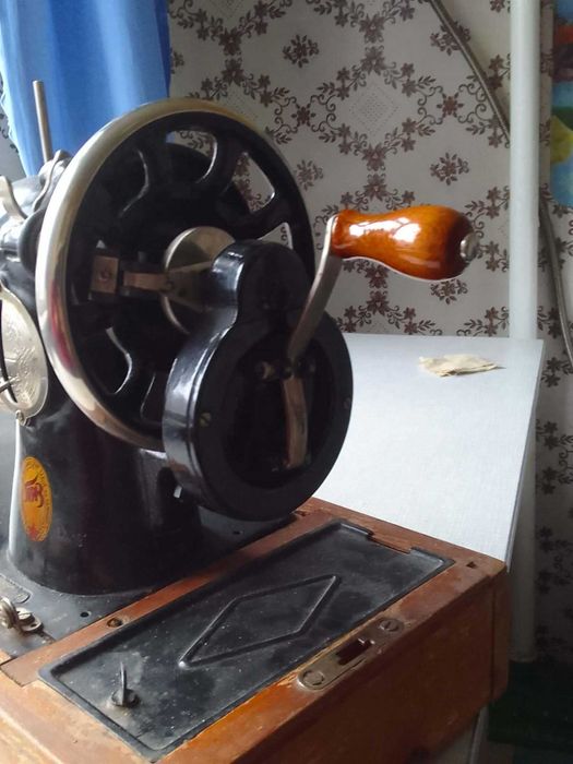 Продам швейну машинку "Подолка".