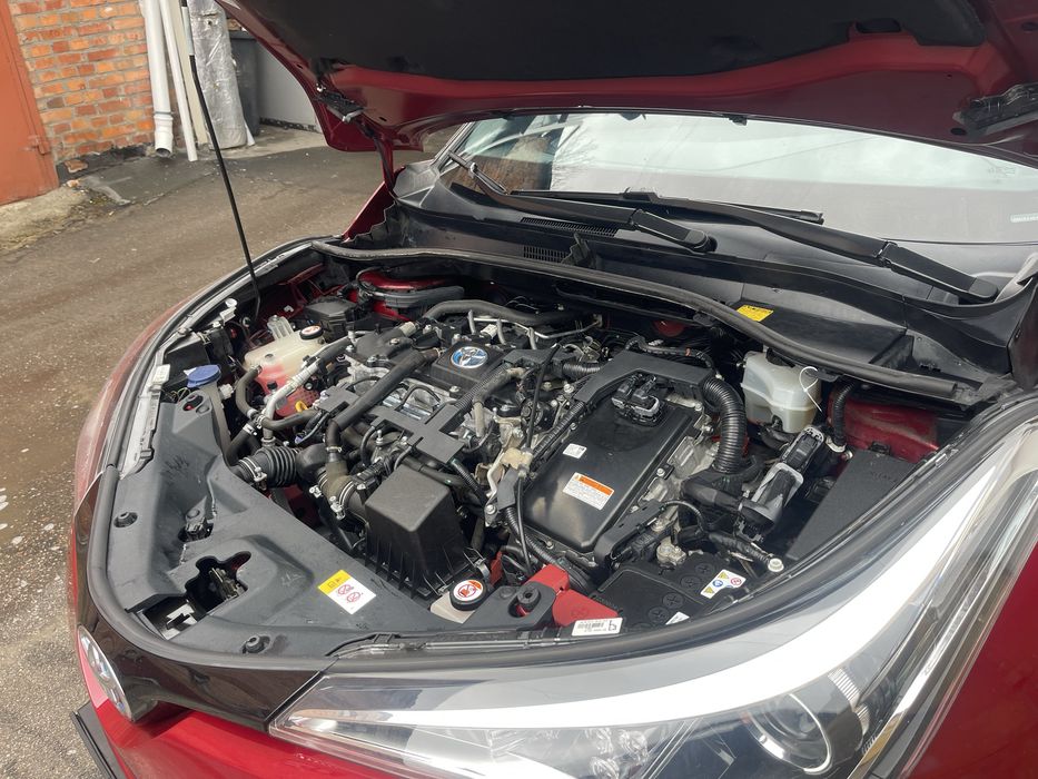 Продам офіційний автомобіль Toyota CH-R  Гібрід .