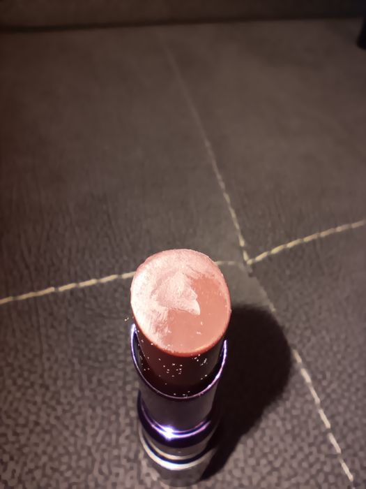 Pomadka do ust Urban Decay.