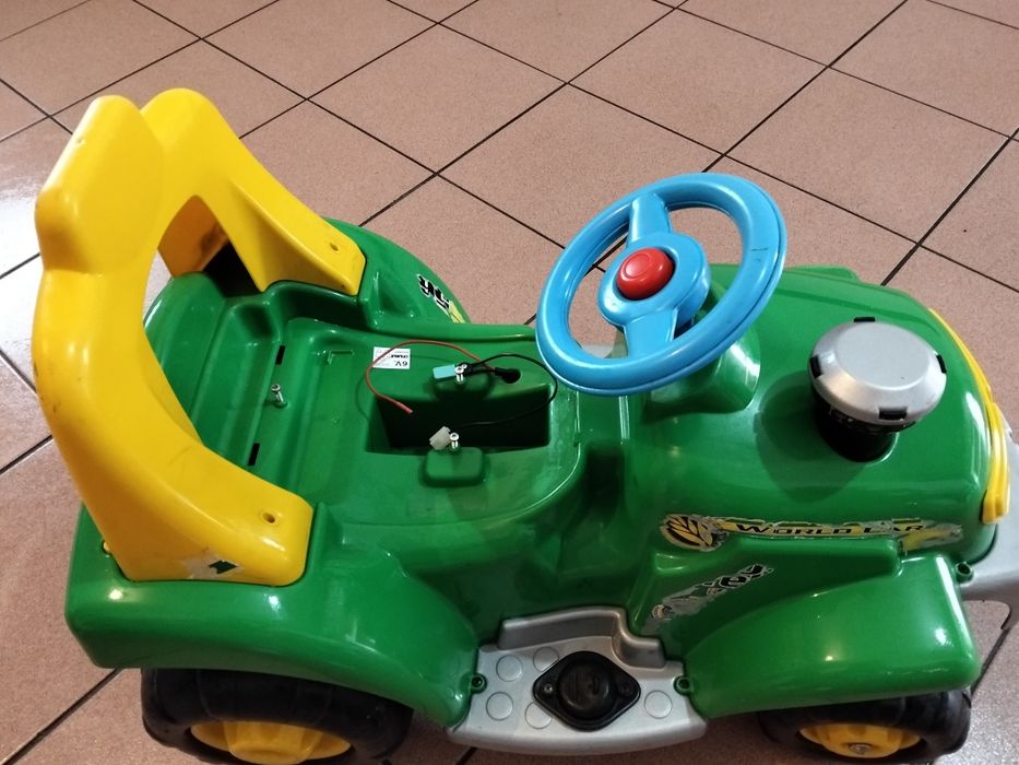 brinquedo em Trator . 
É um brinquedo