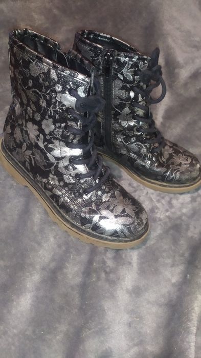 Взуття на дівчинку