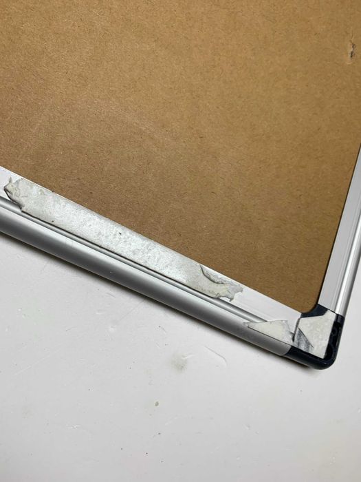 Amazon Basics Tablica korkowa z aluminiową ramką 90 cm x 60 cm