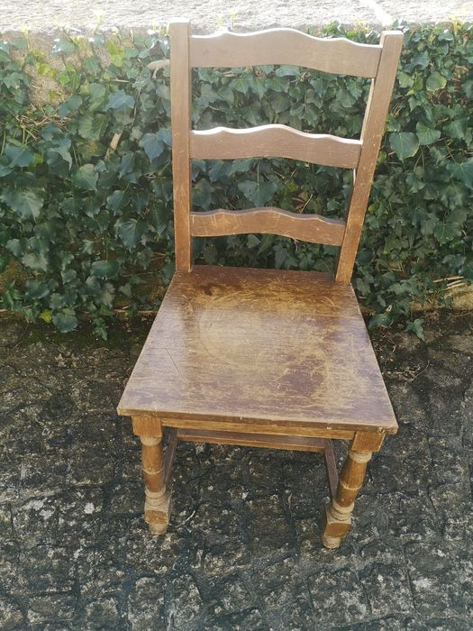 Mesa em madeira maciça e 6 cadeiras64398293347457124