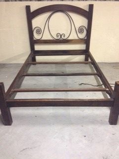 Cama de casal em madeira maciça