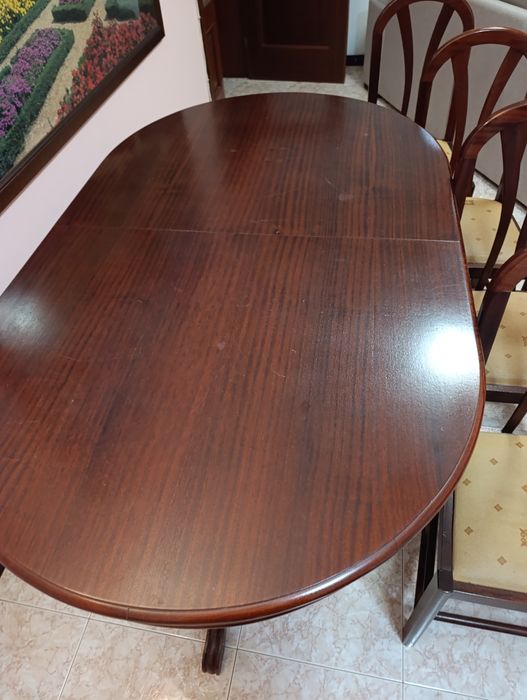 Mesa de jantar extensível em madeira com 4 cadeiras 

Vendo mesa de jantar em bom estado, com extensão incluída. Ideal para o dia a dia e t
