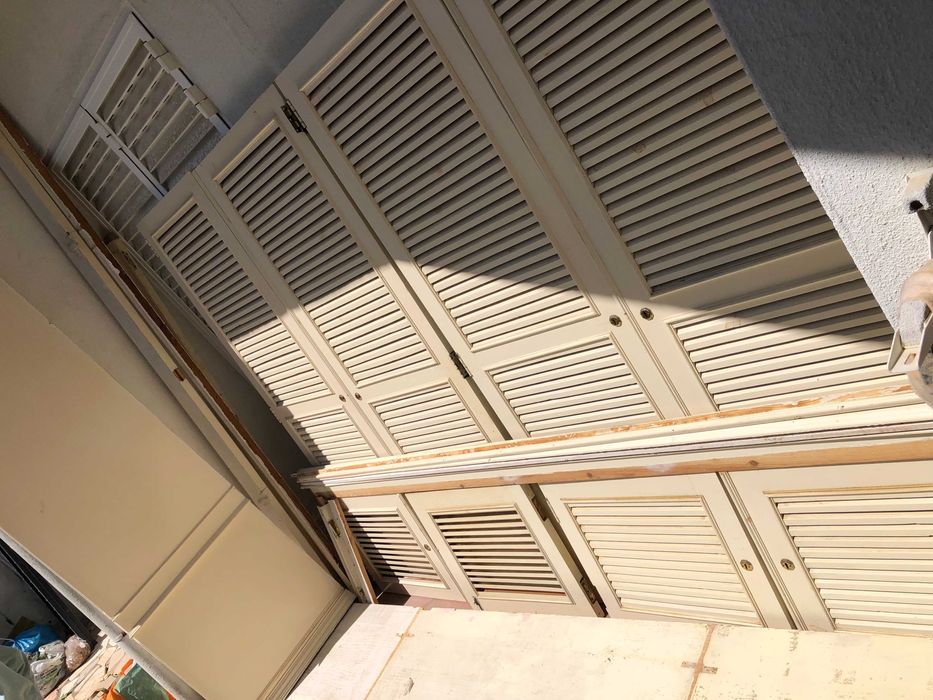 Armário de quarto com quatro portas e outras quatro pequenas portas