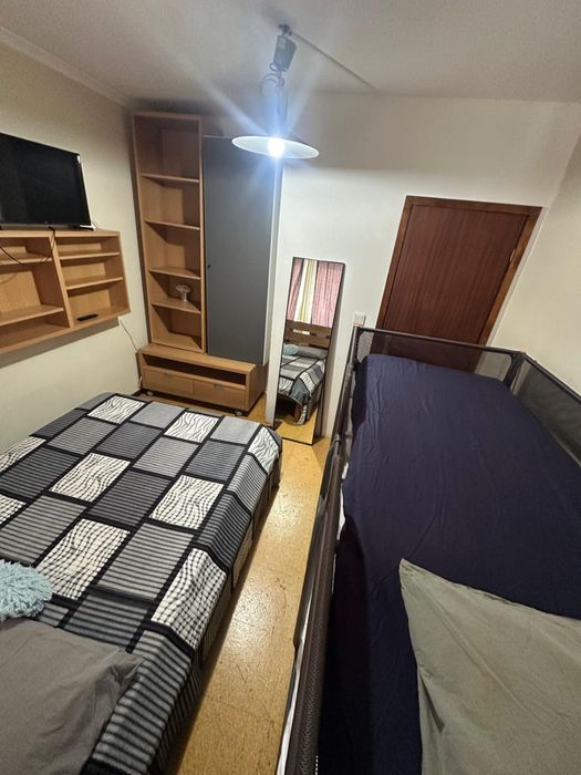 Quarto cama casal+ beliche em Penha de França (Lisboa)