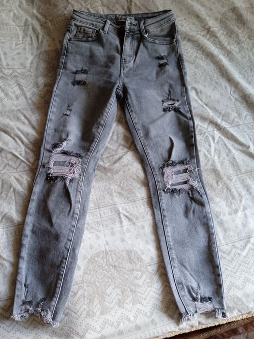 Джинси сірі,з високою посадкою гарно сидять на талії