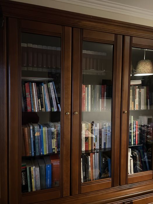 Estante para livros em cerejeira