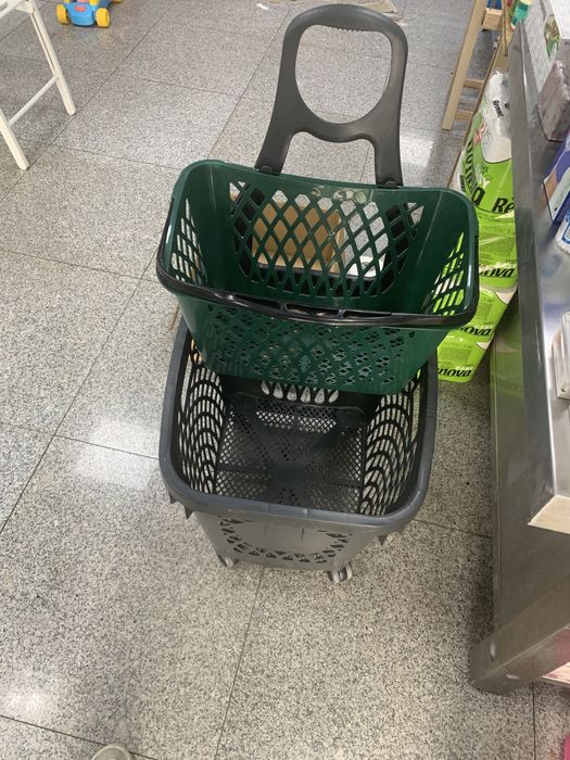 Carrinho com cesto para mercado