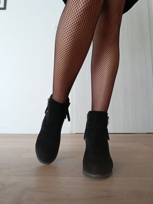 Zamszowe botki damskie frędzlami 38