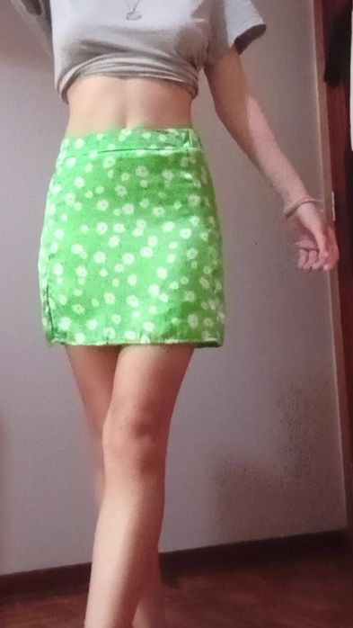 Saia justa de cetim com flores Bershka