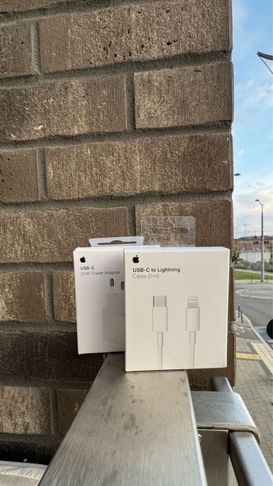 Zestaw Ladowarka 20 W + Kabel Ligthning Usb -C 2 M