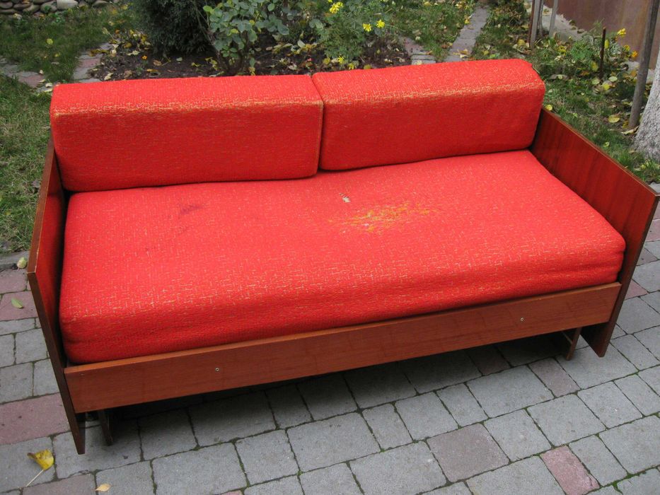 Диван розкладний, радянського виробництва. В доброму стані.
