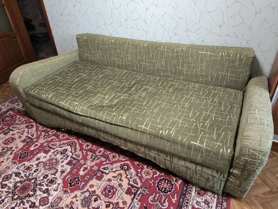 Диван розкладний з пружинним механізмом і деревʼяним каркасом