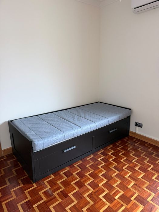 Alugo 2 quartos em Linda-a-velha