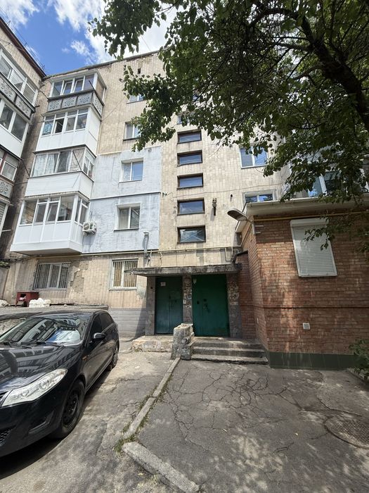 Ціну знижено !Продам простору 2к.кв  в центрі !