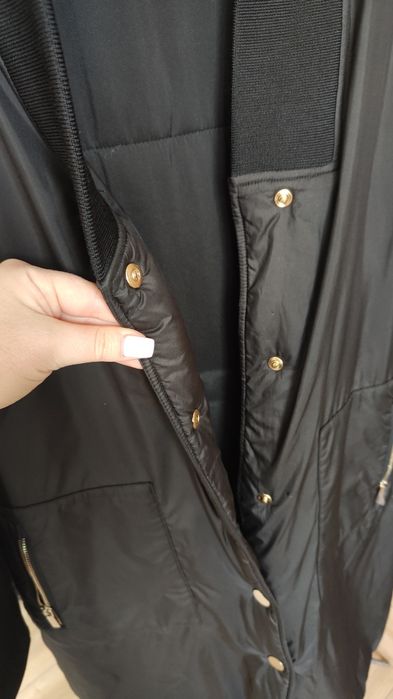 Przejściowa kurtka firmy Armani Exchange
Biust