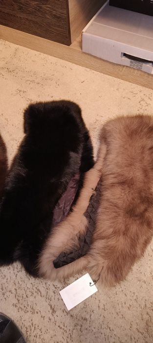 Комір з хутра песця.