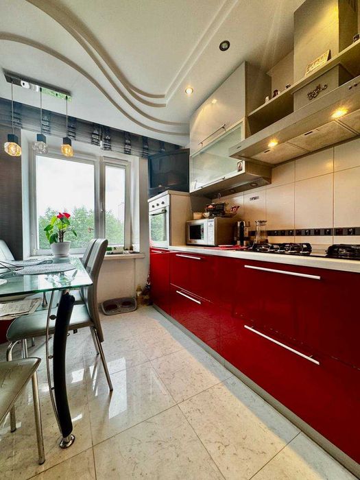 3-кімнатна квартира з ВЕЛИКОЮ кухнею! ! Класна локація! A11