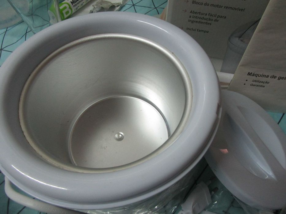 Máquina de fazer gelados, praticamente nova.