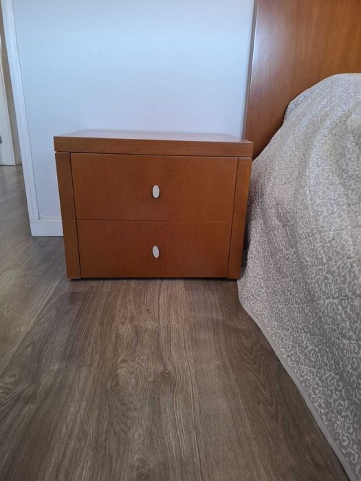 Cama casal 1,90m por 1,40 estrado elevatório e 1 mesinha cabeceira
