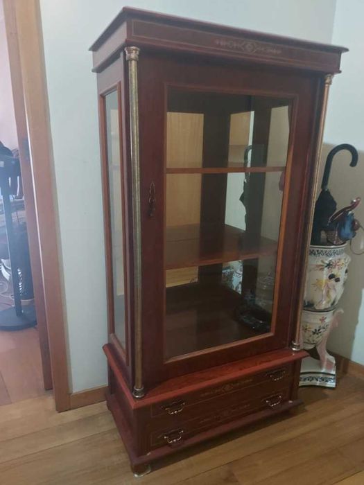 Vitrine Clássica com Detalhes Dourados
