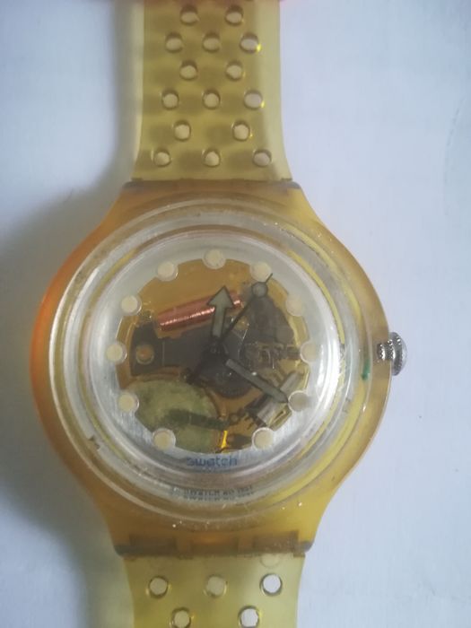 Relógio Swatch com interior visível.