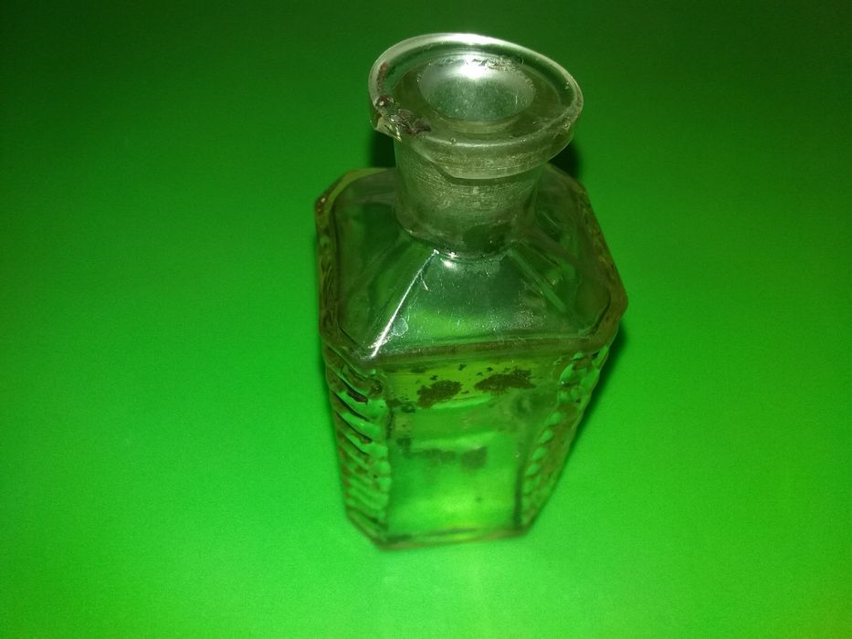 Старинная аптечная бутылка.