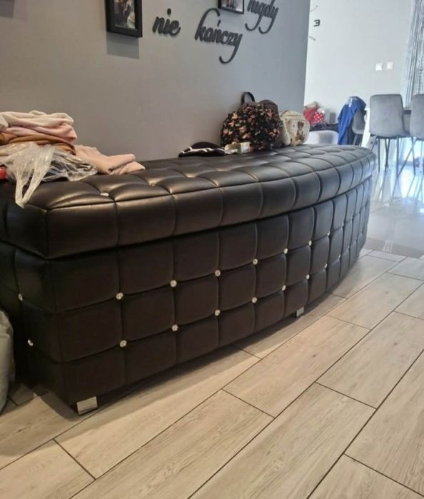 Duża czarna skórzana  pufa z kryształkami