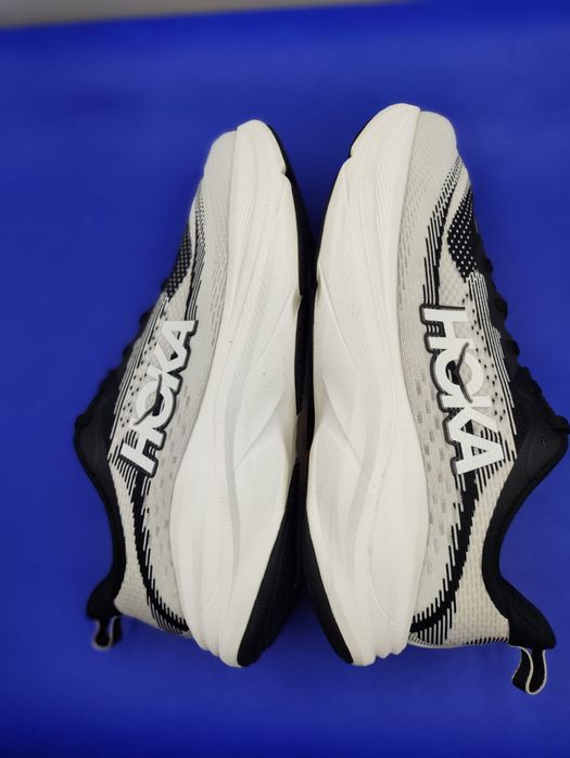 Кросівки Hoka One One Skyflow ( унісекс) - 42 розмір. Оригінал