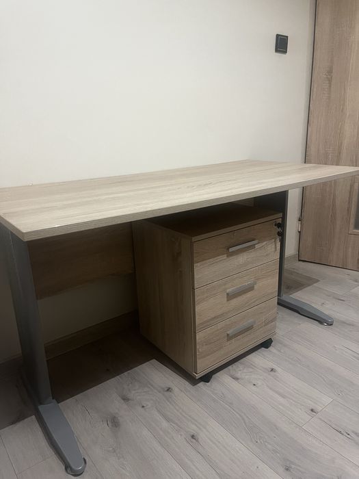 Regulowane biurko z szafką