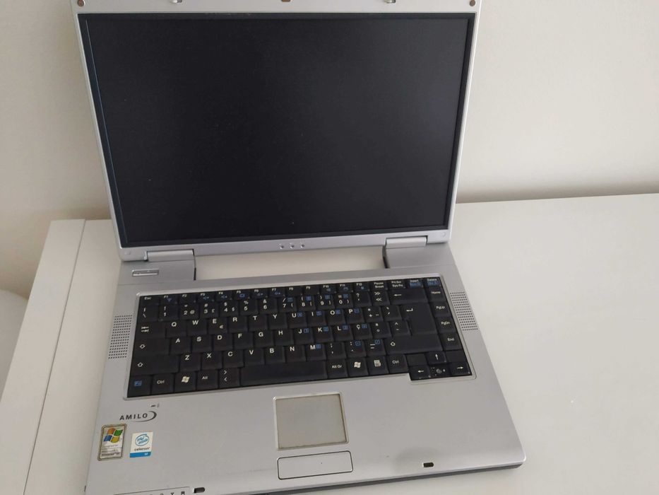 3 portateis p/ peças: Compaq V2000 + Fujitsu Siemens L1300 + Asus 1015
