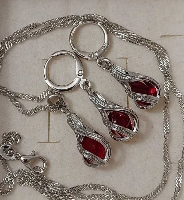 Srebrny komplet biżuterii z czerwonym oczkiem