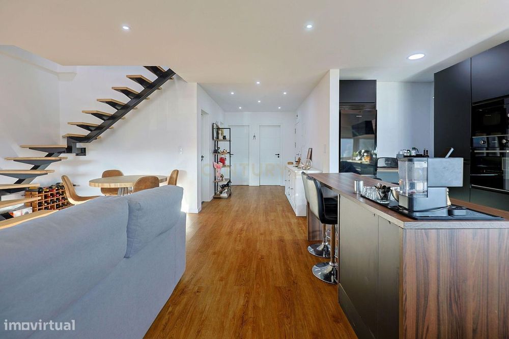 Apartamento T3 Duplex Remodelado no Centro de Corroios