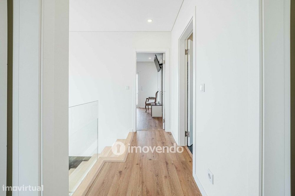 Moradia T3+1 moderna e exclusiva, com garagem e jardim, em Porto Salvo