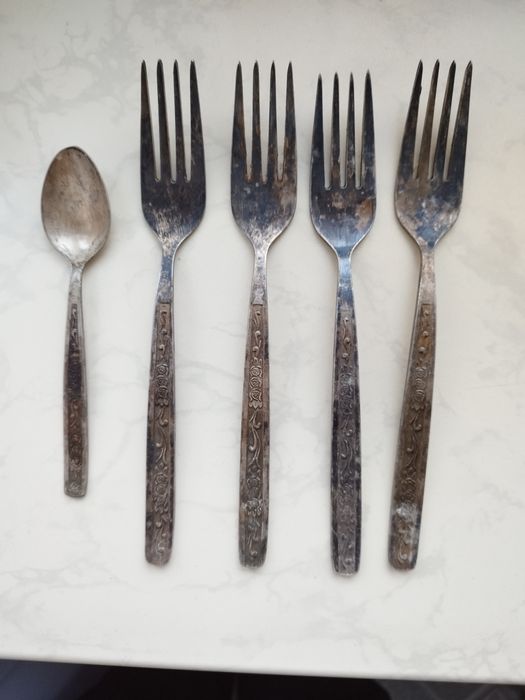 Продаю чайная ложка и 4вилки  времен СССР, изготовленная из мельхиора.